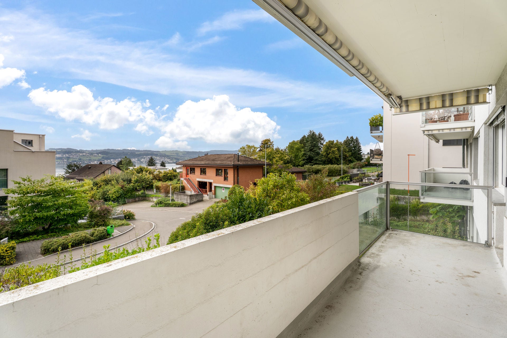 Stylische 4-Zimmer Wohnung mit Seeblick auf Zürichsee I Vollmöbliert I Familie