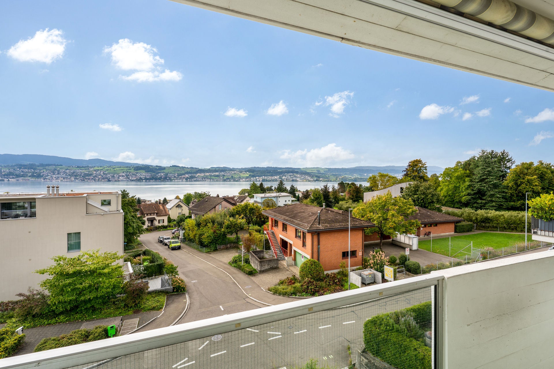 Stylische 4-Zimmer Wohnung mit Seeblick auf Zürichsee I Vollmöbliert I Familie