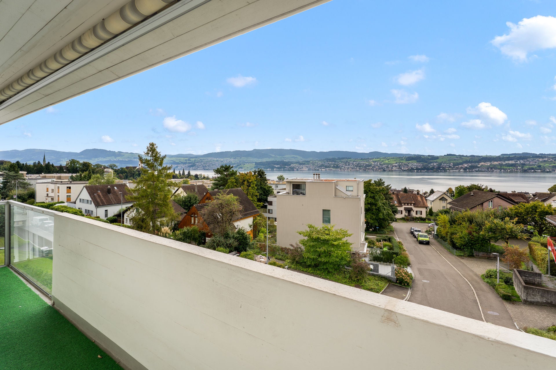 Stylische 4-Zimmer Wohnung mit Seeblick auf Zürichsee I Vollmöbliert I Familie