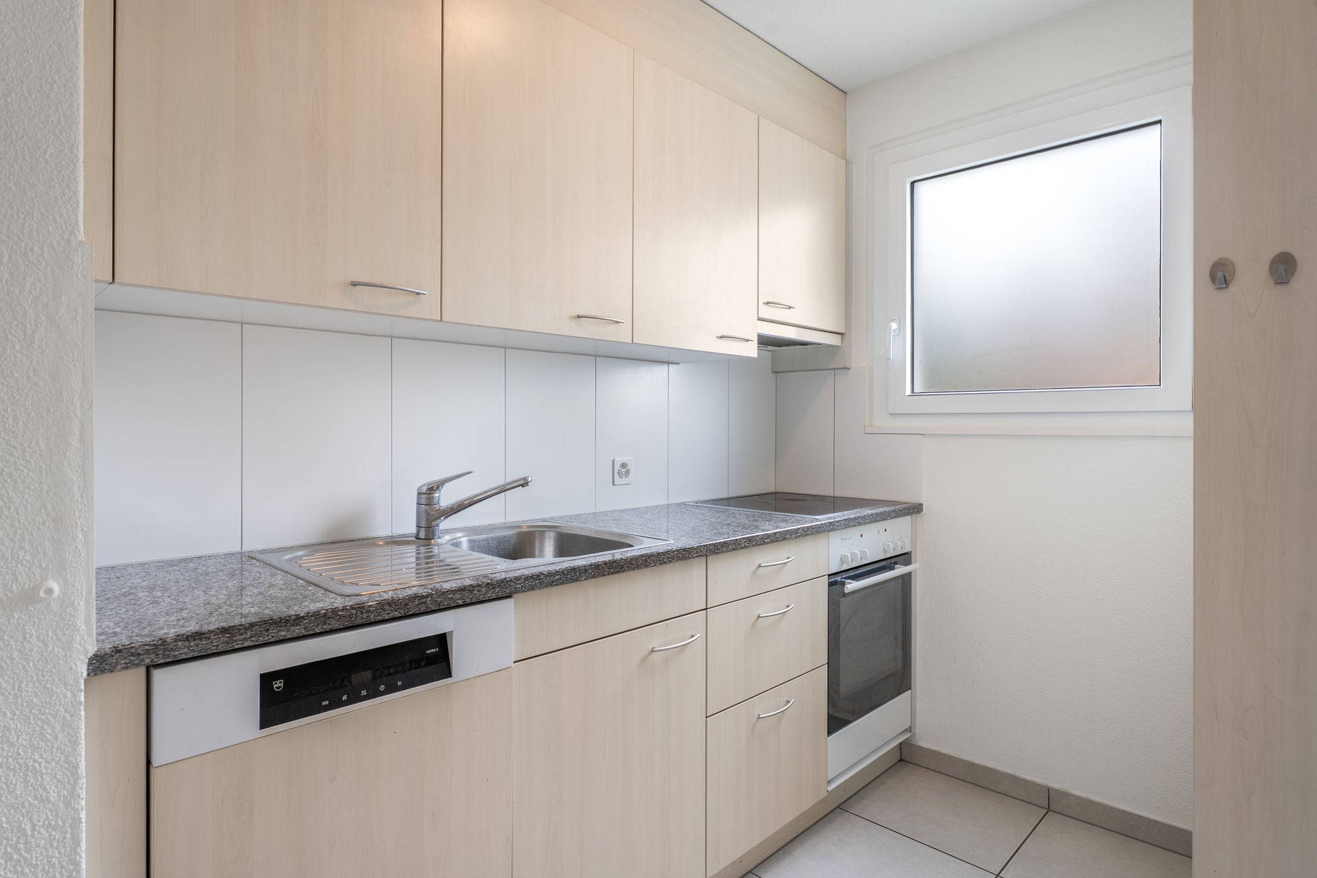 Stylische 4-Zimmer Wohnung mit Seeblick auf Zürichsee I Vollmöbliert I Familie