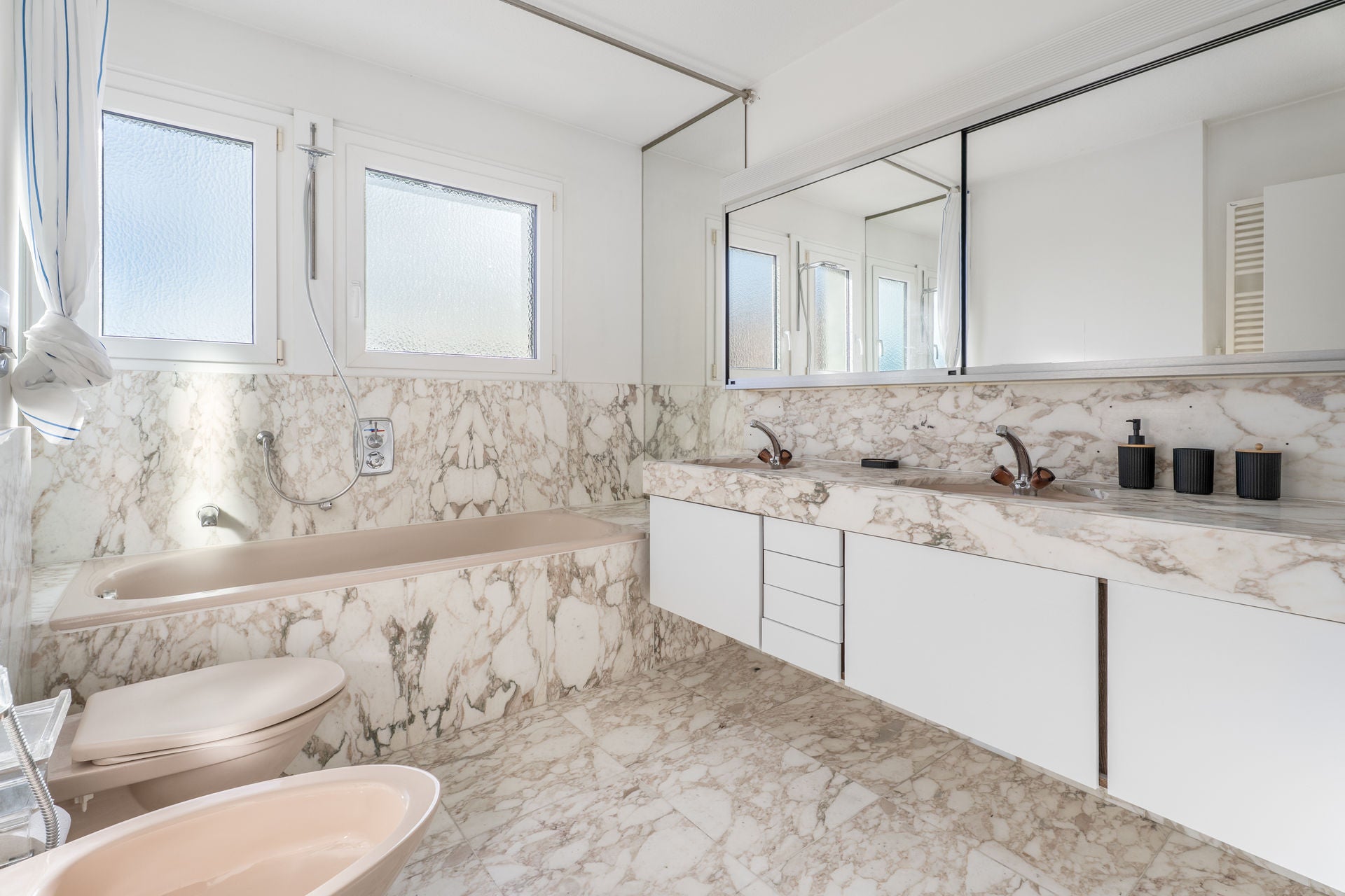 Stylische 3.5 Zimmer Wohnung mit Seeblick auf Zürichsee I Vollmöbliert I Familie