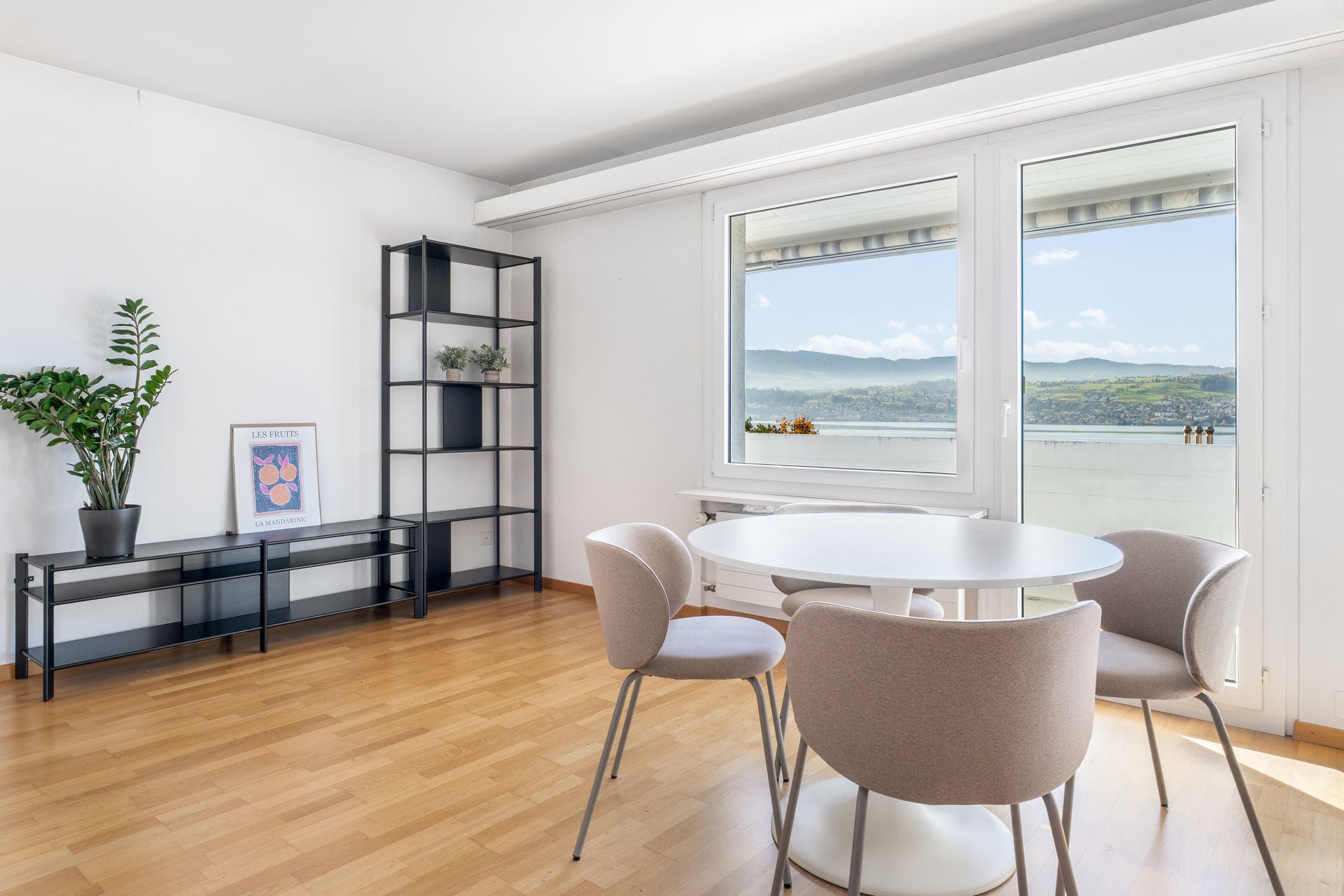 Stylische 3.5 Zimmer Wohnung mit Seeblick auf Zürichsee I Vollmöbliert I Familie